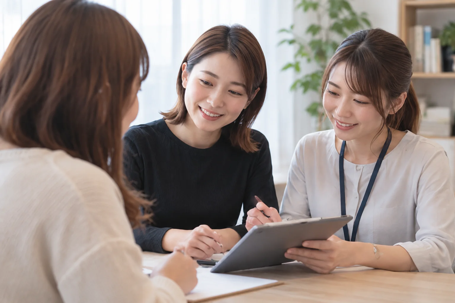 女性スタッフが仕事について相談に対応しているイメージ